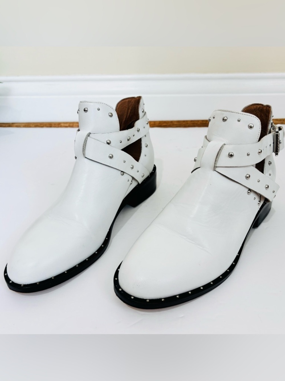 Halogen Hailey White Leather Silver Studded Cut Out Preppy Grunge Ankle Booties